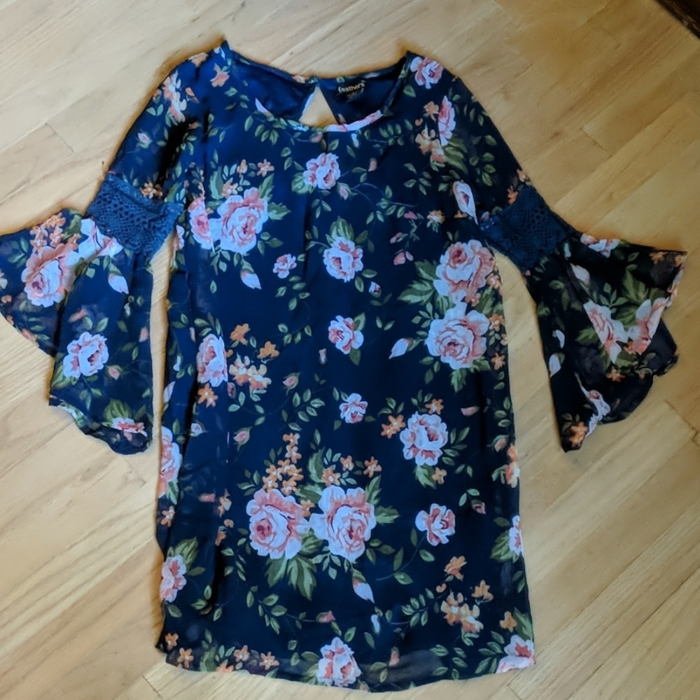 Flowered dress with flowing sleeves